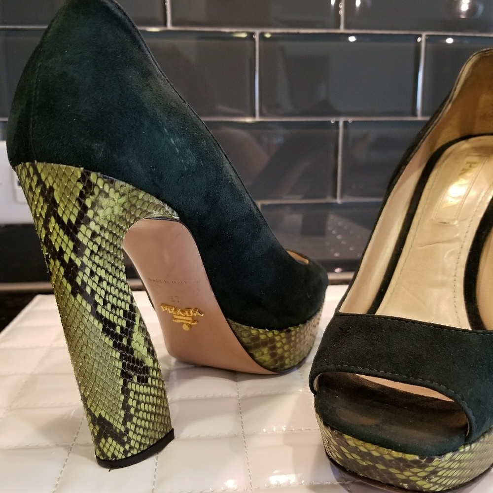 Prada Python Snakeskin Green Platform Pumps Sz 37 - image 2